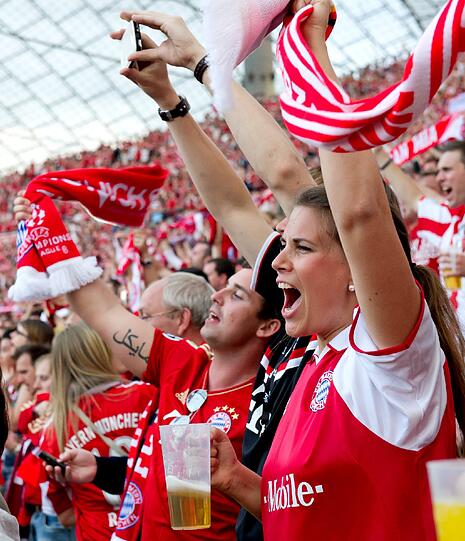 Ein Abend der emotionalen Achterbahnfahrt - mit dem brutalen Absturz aus einem ach so schönen Traum. So hofften, bangten, jubelten - und weinten die Fans des FC Bayern.