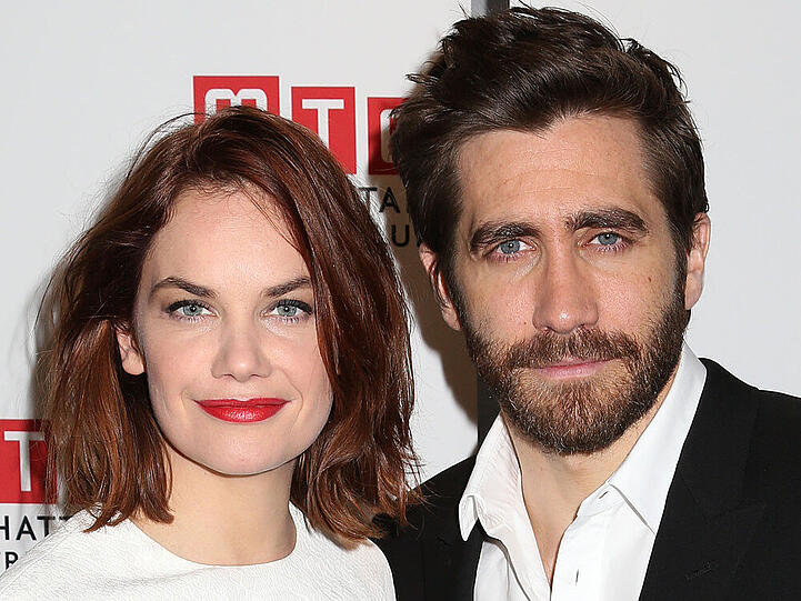 "Constellations"-Party-Gäste vor wenigen Tagen in New York: Ruth Wilson und Jake Gyllenhaal. Wie gerne Jake Gyllenhaal mit unterschiedlichen Look spielt, sehen Sie hier
