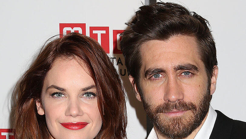 "Constellations"-Party-Gäste vor wenigen Tagen in New York: Ruth Wilson und Jake Gyllenhaal. Wie gerne Jake Gyllenhaal mit unterschiedlichen Look spielt, sehen Sie hier "Constellations"-Party-Gäste vor wenigen Tagen in New York: Ruth Wilson und Jake Gyllenhaal. Wie gerne Jake Gyllenhaal mit unterschiedlichen Look spielt, sehen Sie hier