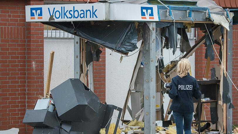 Hier gibt es erstmal kein Geld mehr zu holen: ein gesprengter Automat im niedersächsischen Hambühren. Hier gibt es erstmal kein Geld mehr zu holen: ein gesprengter Automat im niedersächsischen Hambühren.