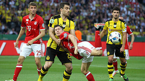 Mit Haken und Ösen: BVB-Verteidiger Sokratis im Duell mit Bayern-Angreifer Robert Lewandowski.