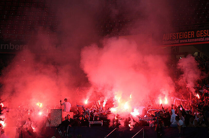 Pyros im Block: 1860-Sportchef Thomas Eichin erwartet nach dem Auswärtsspiel der Löwen in Nürnberg eine Strafe.