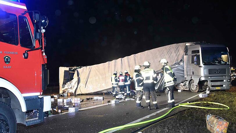 Der Lkw blokiert alle drei Fahrstreifen, Lebensmittel liegen auf der Autobahn.