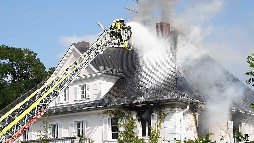 Das Feuer breitete sich vom Obergeschoss unters Dach aus.