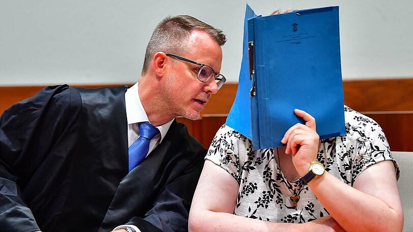 Landgericht Hof: Anwalt Bernhard Löwenberg im Gespräch mit der Angeklagten.