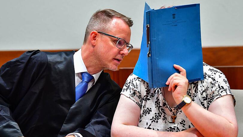 Landgericht Hof: Anwalt Bernhard Löwenberg im Gespräch mit der Angeklagten. Landgericht Hof: Anwalt Bernhard Löwenberg im Gespräch mit der Angeklagten.