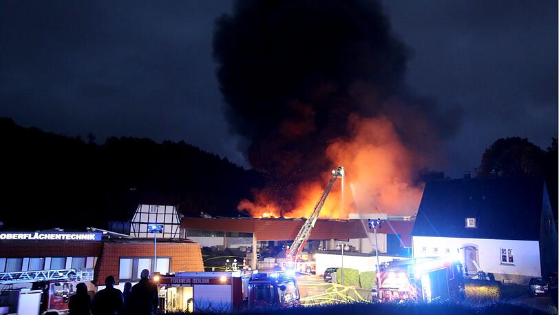 Iserlohn: Einsatzkräfte der Feuerwehr löschen den Brand einer Fabrik.