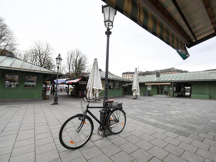 In Bayern müssen ab Mittwoch viele Läden geschlossen bleiben, Gaststätten haben nur einen eingeschränkten Betrieb.