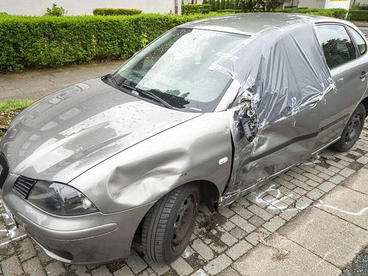 Kollateralschaden: Ein beschädigtes geparktes Fahrzeug nach dem mutmaßlichen Autorennen in Moers.