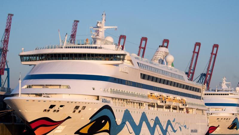 Zwei Aida-Schiffe haben am Kreuzfahrt-Terminal Steinwerder in Hamburg festgemacht. Zwei Aida-Schiffe haben am Kreuzfahrt-Terminal Steinwerder in Hamburg festgemacht.
