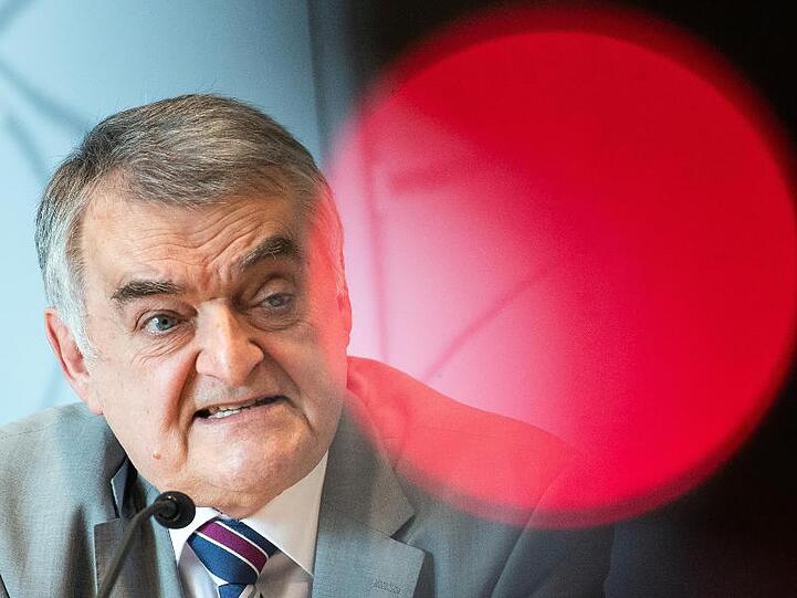 NRW-Innenminister Herbert Reul fordert eine teilweise Verdopplung der Strafen bei Kindesmissbrauch und Kinderpornografie.