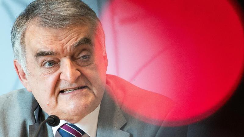 NRW-Innenminister Herbert Reul fordert eine teilweise Verdopplung der Strafen bei Kindesmissbrauch und Kinderpornografie. NRW-Innenminister Herbert Reul fordert eine teilweise Verdopplung der Strafen bei Kindesmissbrauch und Kinderpornografie.