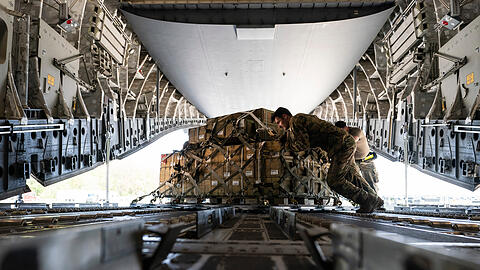 Eine Palette mit Zündern für 155-mm-Granaten, die für die Ukraine bestimmt sind, wird auf der Dover Air Force Base in ein C-17-Frachtflugzeug verladen. Die US-Regierung rüstet die Ukraine im großen Stil auf.