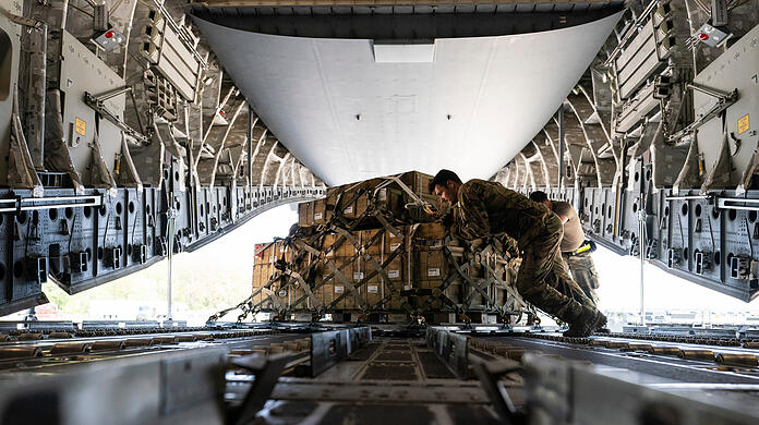 Eine Palette mit Zündern für 155-mm-Granaten, die für die Ukraine bestimmt sind, wird auf der Dover Air Force Base in ein C-17-Frachtflugzeug verladen. Die US-Regierung rüstet die Ukraine im großen Stil auf.