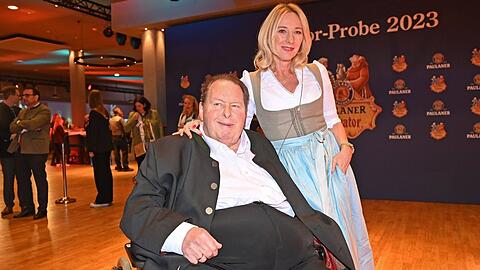 Ottfried Fischer mit seiner Ehefrau Simone in München.