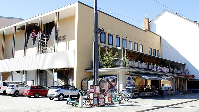 Das Gebäude an der Agnes-Bernauer-Straße 51, in dem sich jetzt "Die Perle" befindet, kann noch bis März 2024 als Zwischennutzung genutzt werden. Danach soll es abgerissen werden, der Eigentümer, der Bauprojektentwickler Urban Progress, möchte rund 80 Wohnungen bauen. Das Gebäude an der Agnes-Bernauer-Straße 51, in dem sich jetzt "Die Perle" befindet, kann noch bis März 2024 als Zwischennutzung genutzt werden. Danach soll es abgerissen werden, der Eigentümer, der Bauprojektentwickler Urban Progress, möchte rund 80 Wohnungen bauen.