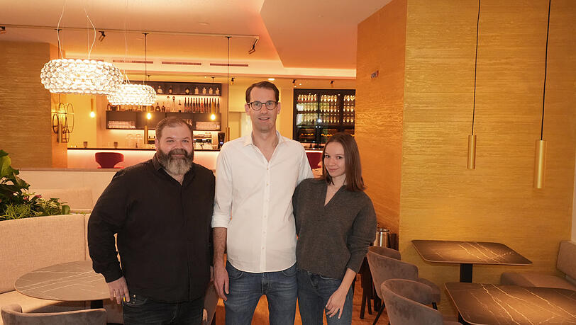 Sommelier und Restaurantleiter Max Haußmann (l.), mit Mas-Tava-Geschäftsführer Sebastian Wolf und dessen Frau Anna.