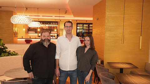 Sommelier und Restaurantleiter Max Haußmann (l.), mit Mas-Tava-Geschäftsführer Sebastian Wolf und dessen Frau Anna.