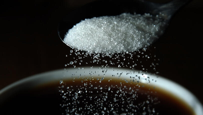 Wer den bitteren Kaffee retten möchte, versucht es meist mit Zucker. (Symbolbild) Wer den bitteren Kaffee retten möchte, versucht es meist mit Zucker. (Symbolbild)