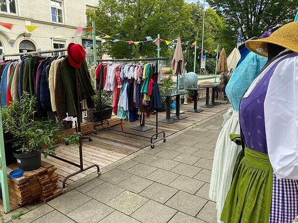 Bei schönem Wetter können die Giesinger auf dem Gehsteig vor dem Meisterstück-Atelier durch die Trachten stöbern. Bei schönem Wetter können die Giesinger auf dem Gehsteig vor dem Meisterstück-Atelier durch die Trachten stöbern.
