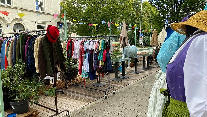 Bei schönem Wetter können die Giesinger auf dem Gehsteig vor dem Meisterstück-Atelier durch die Trachten stöbern. Bei schönem Wetter können die Giesinger auf dem Gehsteig vor dem Meisterstück-Atelier durch die Trachten stöbern.