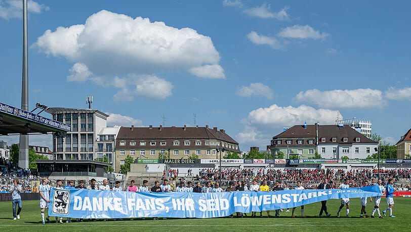 Dankes-Banner der 1860-Spieler für die Fans. Dankes-Banner der 1860-Spieler für die Fans.