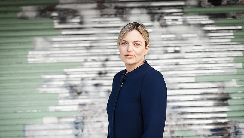 Katharina Schulze (41) ist seit 2017 Fraktions-Vorsitzende der Grünen im Bayerischen Landtag. Die Herrschingerin ist mit dem baden-württembergischen Finanzminister Danyal Bayaz (42, Grüne) verheiratet. Das Paar hat zwei Söhne (2 und 5). Katharina Schulze (41) ist seit 2017 Fraktions-Vorsitzende der Grünen im Bayerischen Landtag. Die Herrschingerin ist mit dem baden-württembergischen Finanzminister Danyal Bayaz (42, Grüne) verheiratet. Das Paar hat zwei Söhne (2 und 5).