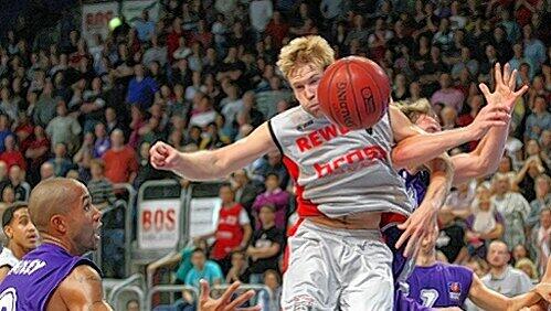 Hart attackiert: Bambergs Spielmacher John Goldsberry (Mitte) hat’s böse erwischt, fällt auf unbestimmte Zeit aus. Hart attackiert: Bambergs Spielmacher John Goldsberry (Mitte) hat’s böse erwischt, fällt auf unbestimmte Zeit aus.