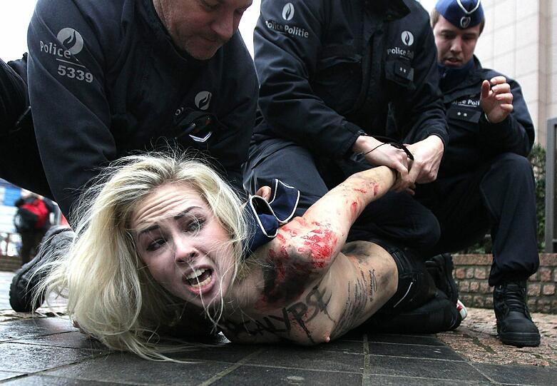 Gegen den  EU-Russland-Gipfel in Brüssel regt sich Widerstand. Vor dem Eintreffen von Putin demonstriert die Organisation FEMEN mit blanken Brüsten. Die Bilder der Demonstration, die von der Polizei aufgelöst werden muss.