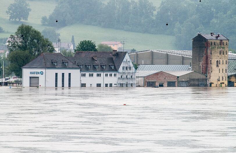 Die Lage in Deggendorf bleibt dramatisch: Am Dienstag haben gleich zwei Dämme den Wassermassen nachgegeben.