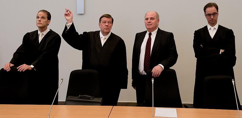 Uli Hoeneß (2.v.r.) zusammen mit seinen Anwälten Dieter Lehner (l-r), Hanns W. Feigen und Markus Gotzens im Gerichtssaal 134.