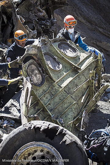 Die Einsatzkräfte an der Germanwings-Absturzstelle konzentrieren sich mittlerweile auf die Habseligkeiten der Opfer.