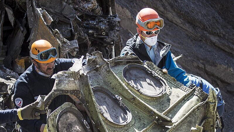 Die Einsatzkräfte an der Germanwings-Absturzstelle konzentrieren sich mittlerweile auf die Habseligkeiten der Opfer.