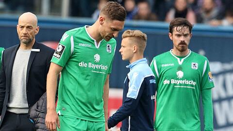 Hängende Köpfe in Rostock: Sportchef Günter Gorenzel (l.), Stürmer
Markus Ziereis (2.v.l.) und Verteidiger Dennis Erdmann (r.).