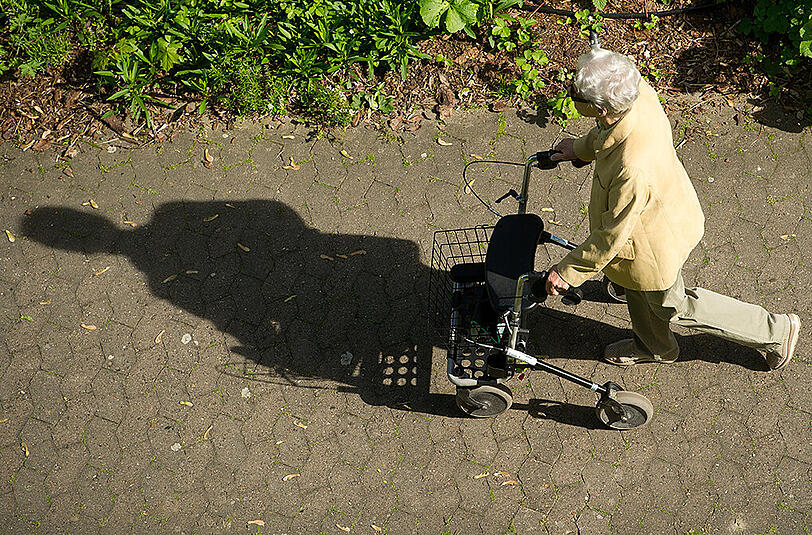 Als sie vor ihrem Aufzug wartete, riss ihr ein Unbekannter die Halskette vom Hals.