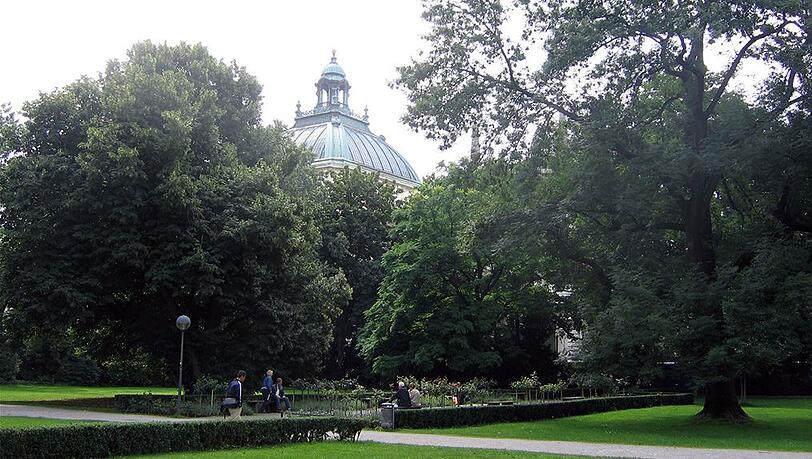 Zwei Männer haben im Alten Botanischen Garten einen 40-Jährigen überfallen. (Symbolbild)