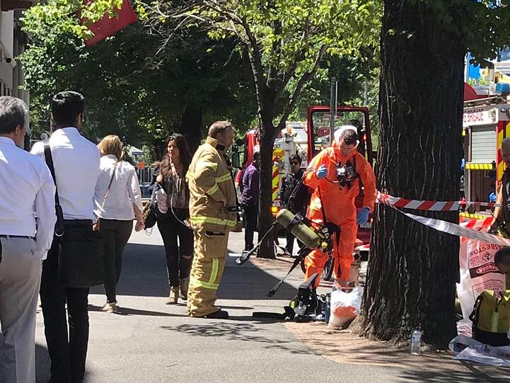 Einsatzkräfte der Feuerwehr und Einsatzkräfte in Schutzanzügen halten sich vor den Konsulaten von Indien und Frankreich auf.