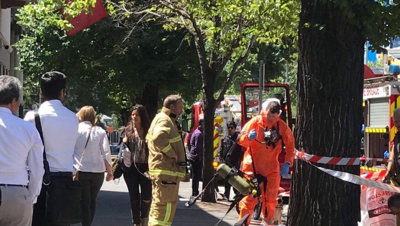 Einsatzkräfte der Feuerwehr und Einsatzkräfte in Schutzanzügen halten sich vor den Konsulaten von Indien und Frankreich auf. Einsatzkräfte der Feuerwehr und Einsatzkräfte in Schutzanzügen halten sich vor den Konsulaten von Indien und Frankreich auf.
