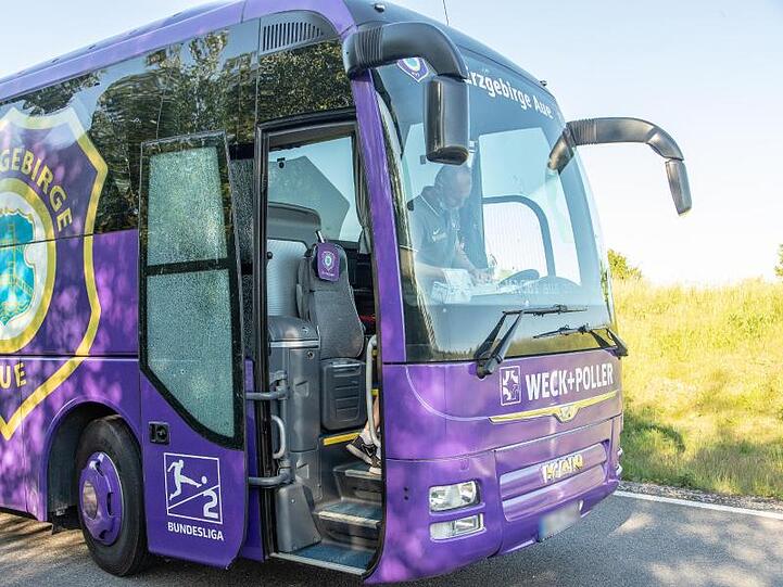 Der Auer Mannschaftsbus steht nach dem Unfall an der Autobahnausfahrt Hartenstein der A72. Foto: Andre März/dpa-Zentralbild/dpa
