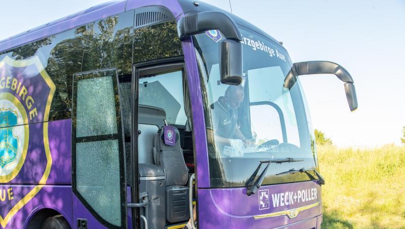 Der Auer Mannschaftsbus steht nach dem Unfall an der Autobahnausfahrt Hartenstein der A72. Foto: Andre März/dpa-Zentralbild/dpa Der Auer Mannschaftsbus steht nach dem Unfall an der Autobahnausfahrt Hartenstein der A72. Foto: Andre März/dpa-Zentralbild/dpa