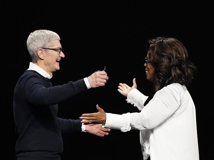 Hoher Besuch: Apple-Chef Tim Cook begrüßt Oprah Winfrey auf der Bühne.