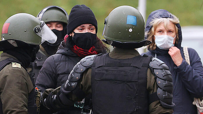"Es ist einfach unfassbar." Eine Demonstrantin mit Maske und Tränen in den Augen wird von Spezialkräften der Polizei beim friedlichen Protest in Minsk festgenommen.
