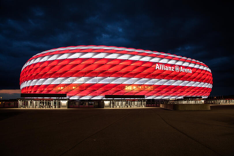 In den kommenden Tagen wird die Allianz Arena abends im Design der neuen Trikots erstrahlen.