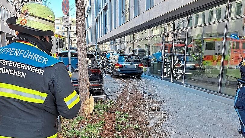 Der Mercedes schrammt an einem Baum vorbei und erfasst dann einen Fußgänger am Gehweg.