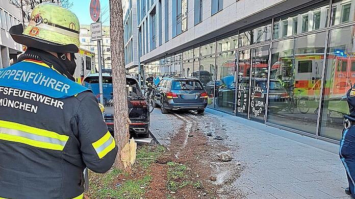 Der Mercedes schrammt an einem Baum vorbei und erfasst dann einen Fußgänger am Gehweg.