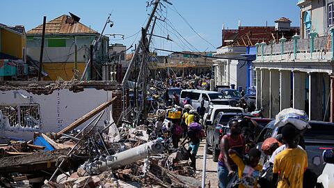 Vielerorts blockieren Trümmer die Straßen.