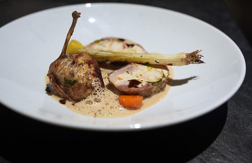 Vierter Gang: Wachtel mit Hähnchenmousse, Garnele und Trüffelfüllung mit Madeira-Schaum.