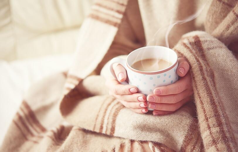 Dunkle Schokolade enthält neben Flavonoiden auch Theobromin und Koffein. Diese Stoffe wirken stimulierend, kurbeln den Kreislauf an und können dazu beitragen, den Cholesterinspiegel zu regulieren. Das macht sie zum richtigen Snack für alle, die einen milden Energie-Kick suchen. Der Vorteil gegenüber heller Schokolade: Hier sind diese Wirkstoffe in besonders hoher Konzentration vorhanden. Dunkle Schokolade enthält neben Flavonoiden auch Theobromin und Koffein. Diese Stoffe wirken stimulierend, kurbeln den Kreislauf an und können dazu beitragen, den Cholesterinspiegel zu regulieren. Das macht sie zum richtigen Snack für alle, die einen milden Energie-Kick suchen. Der Vorteil gegenüber heller Schokolade: Hier sind diese Wirkstoffe in besonders hoher Konzentration vorhanden.