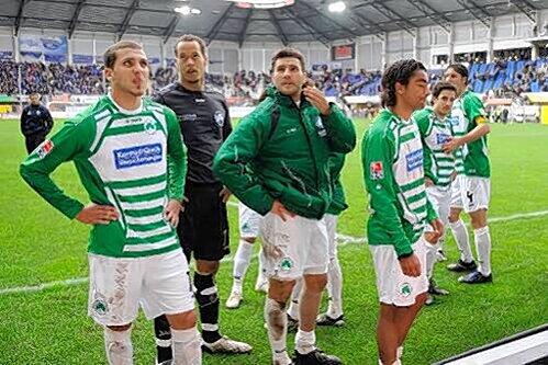 Die wenigen mitgereisten Anhänger waren sauer: Dani Schahin, Stephan Loboué, Youssef Mokhtari , Sami Allagui (v.l.) stellten sich der Fan-Schelte.
