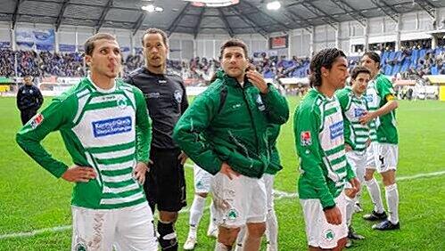 Die wenigen mitgereisten Anhänger waren sauer: Dani Schahin, Stephan Loboué, Youssef Mokhtari , Sami Allagui (v.l.) stellten sich der Fan-Schelte. Die wenigen mitgereisten Anhänger waren sauer: Dani Schahin, Stephan Loboué, Youssef Mokhtari , Sami Allagui (v.l.) stellten sich der Fan-Schelte.